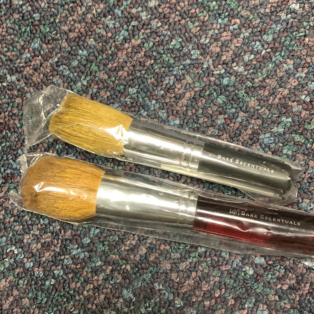 2 makeup brushes